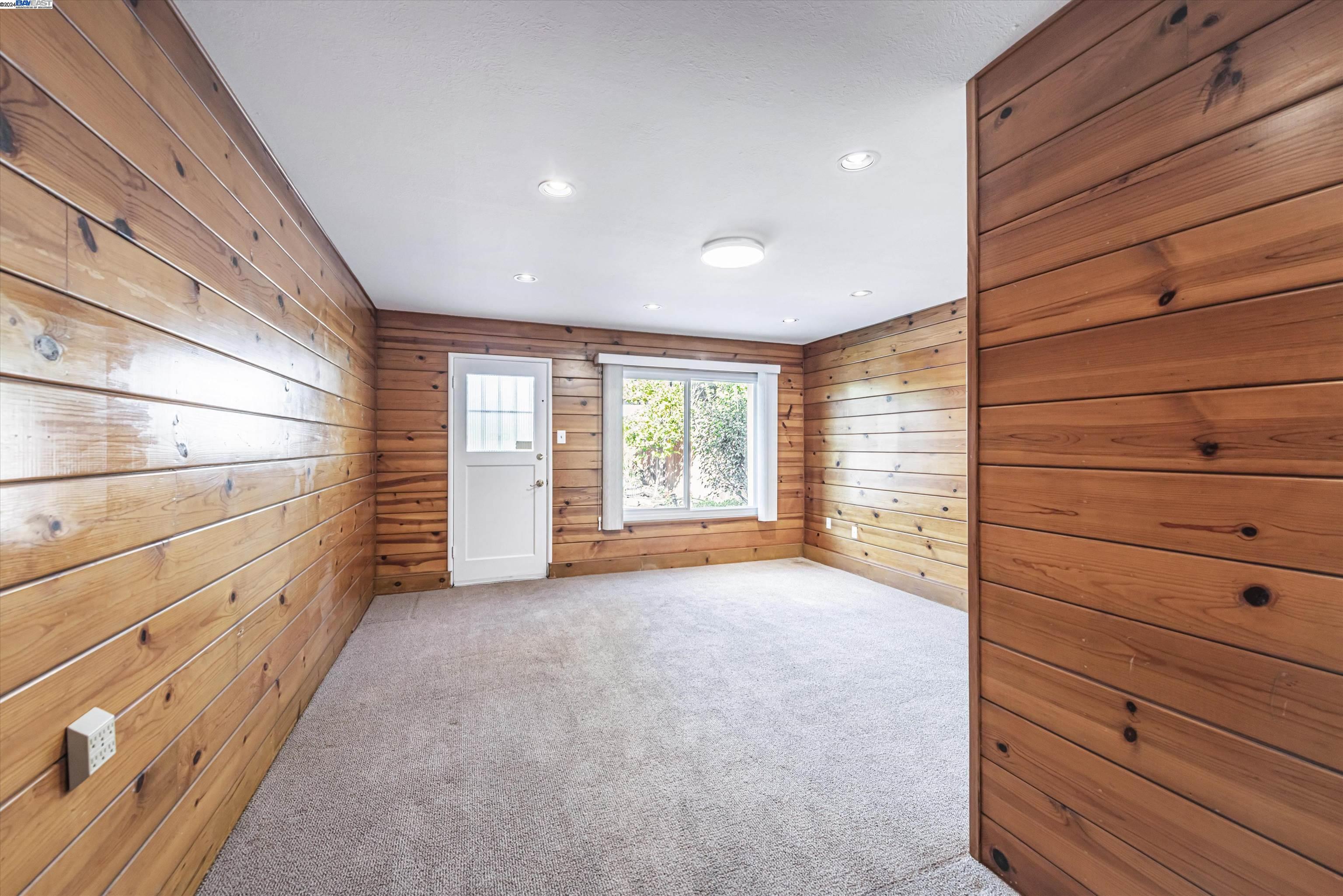 910 Emerald Ave