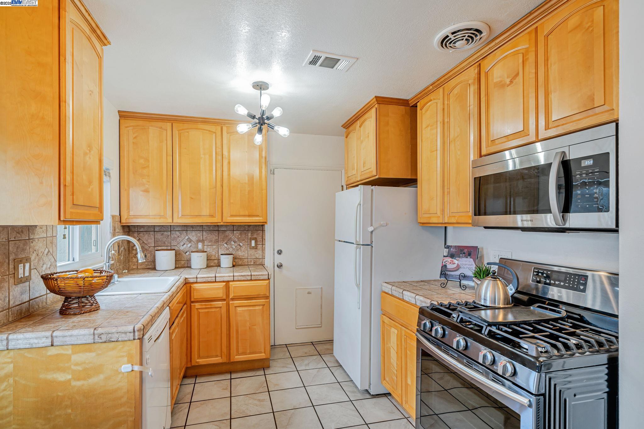 1055 Locust St