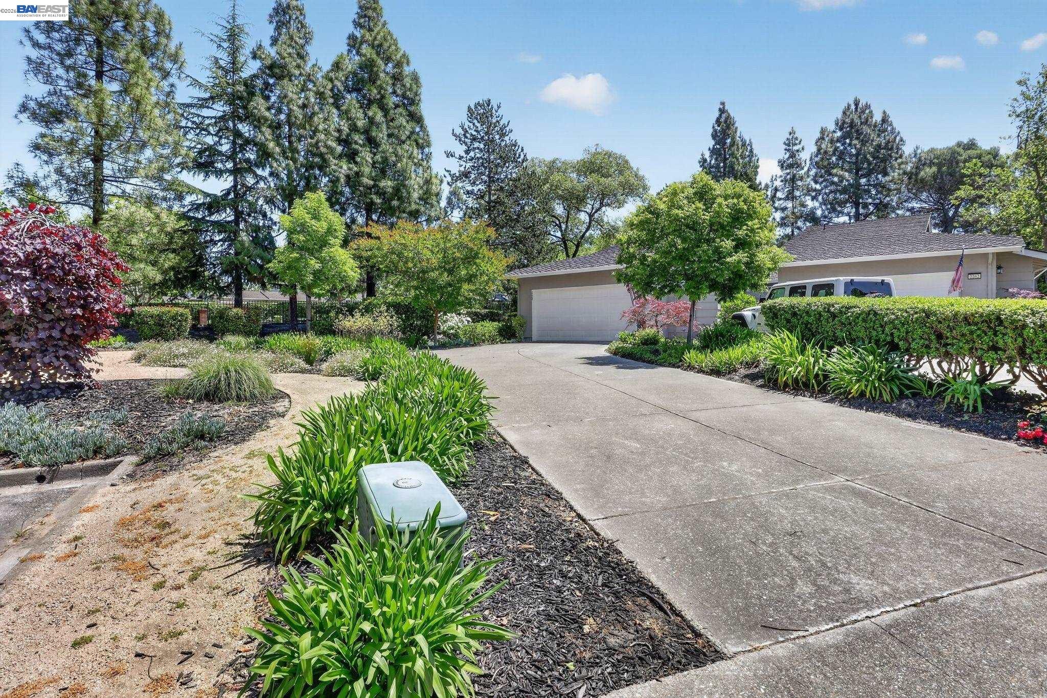 2266 Shoshone Cir