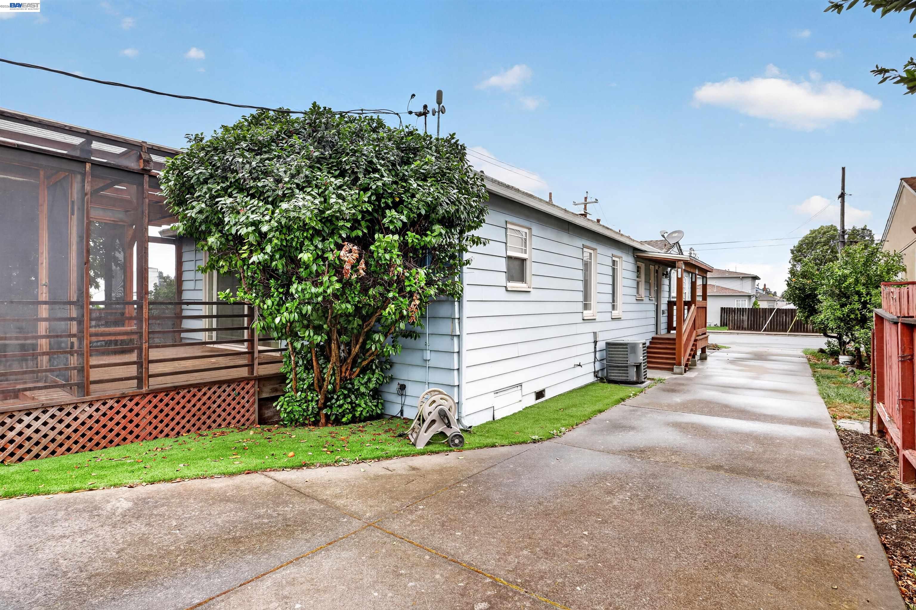 399 Stoakes Ave