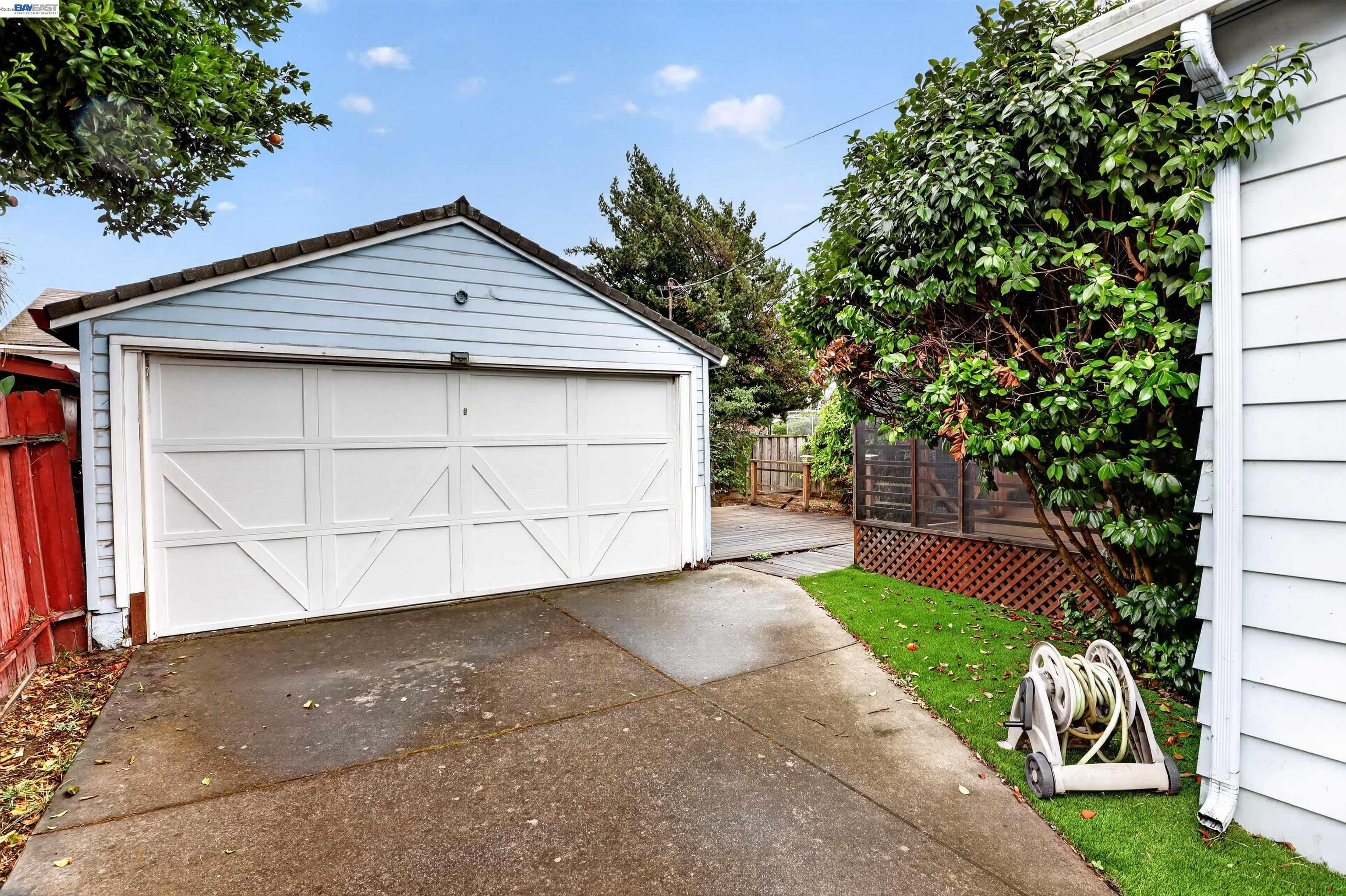 399 Stoakes Ave