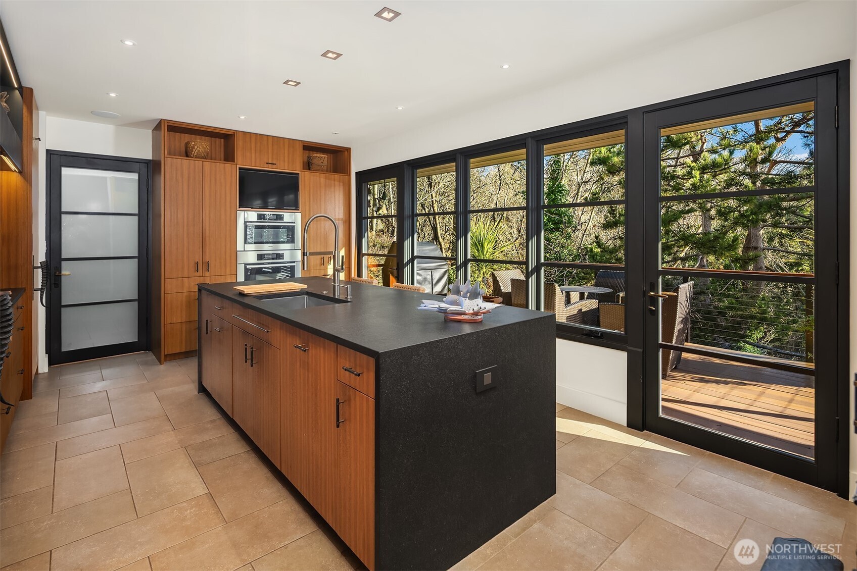 1561 Magnolia Boulevard W