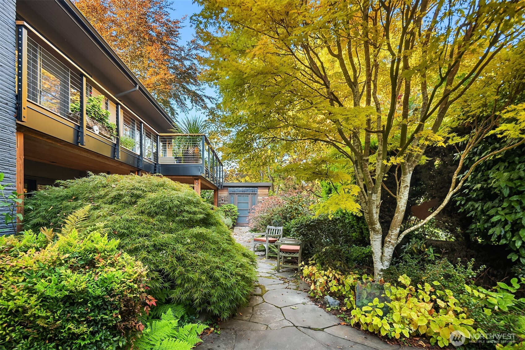 1561 Magnolia Boulevard W