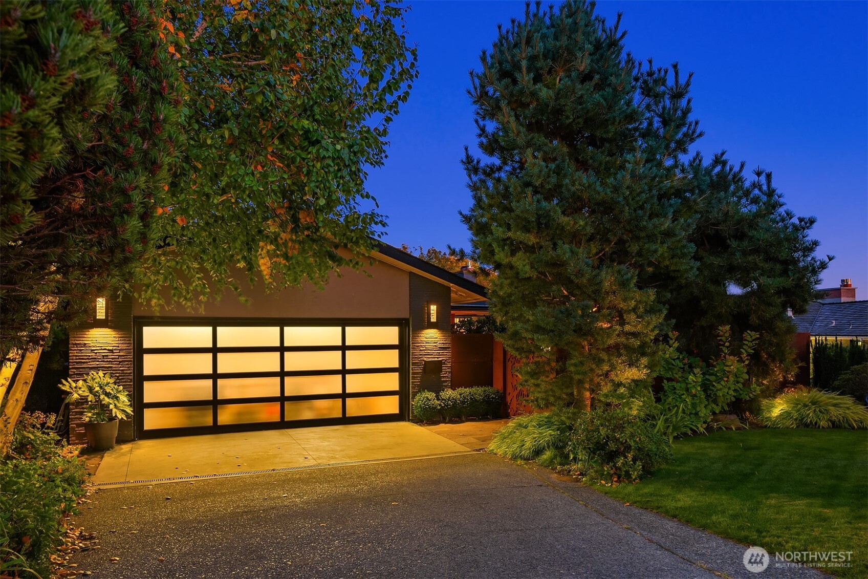 1561 Magnolia Boulevard W