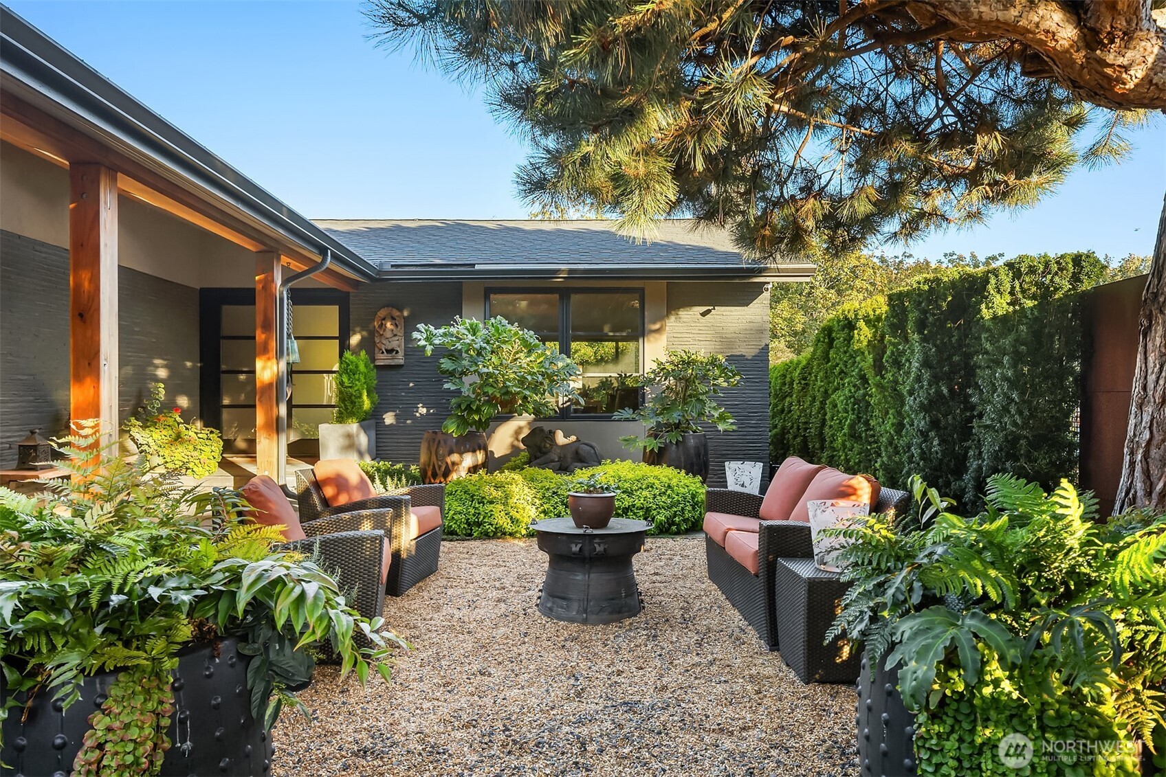 1561 Magnolia Boulevard W