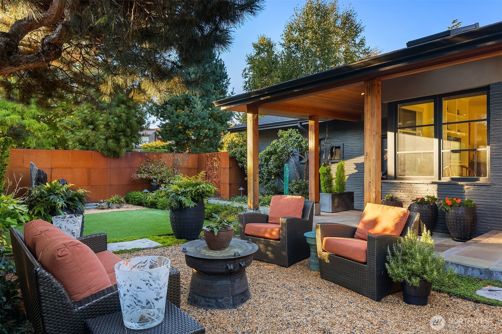 1561 Magnolia Boulevard W