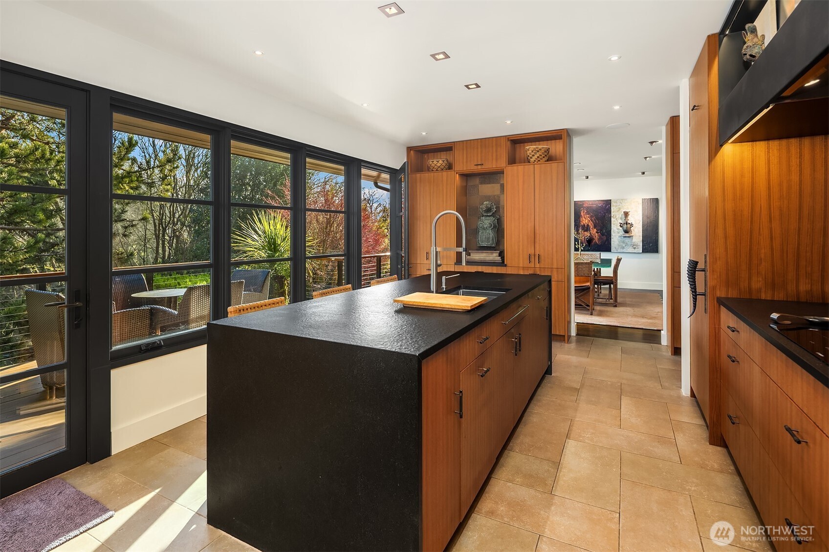 1561 Magnolia Boulevard W