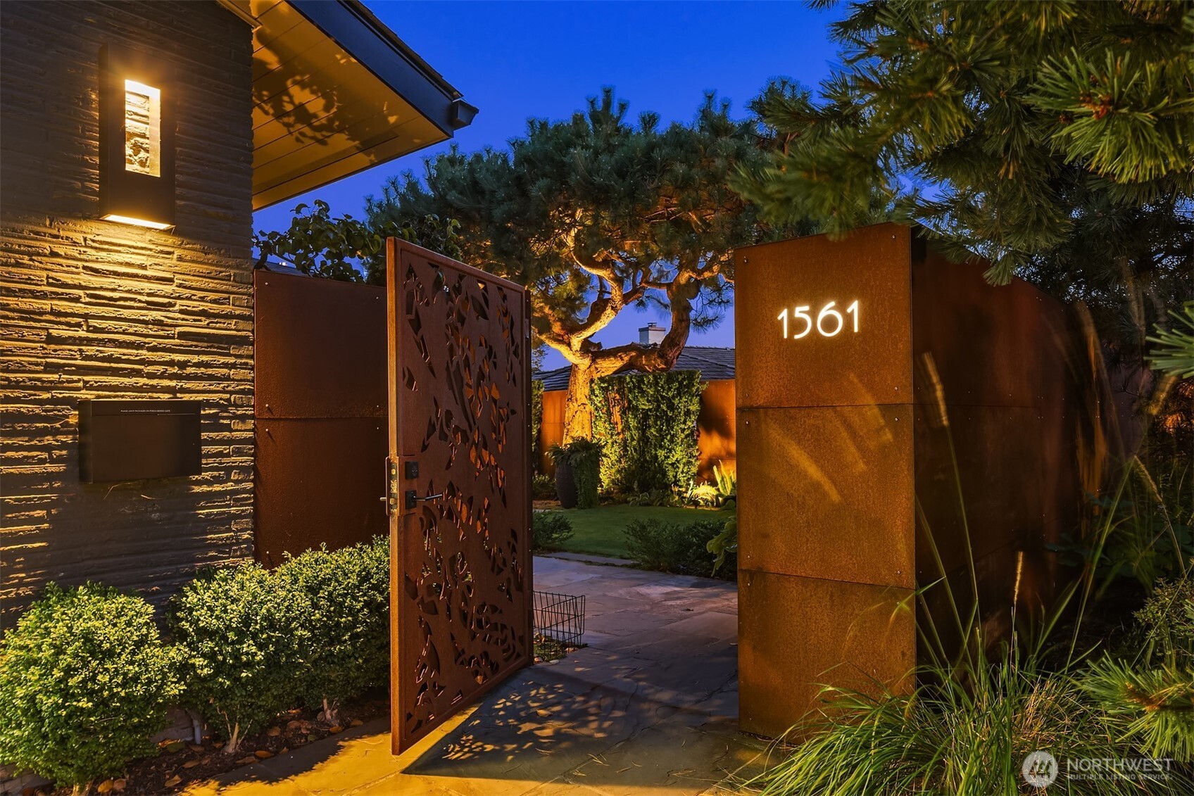 1561 Magnolia Boulevard W