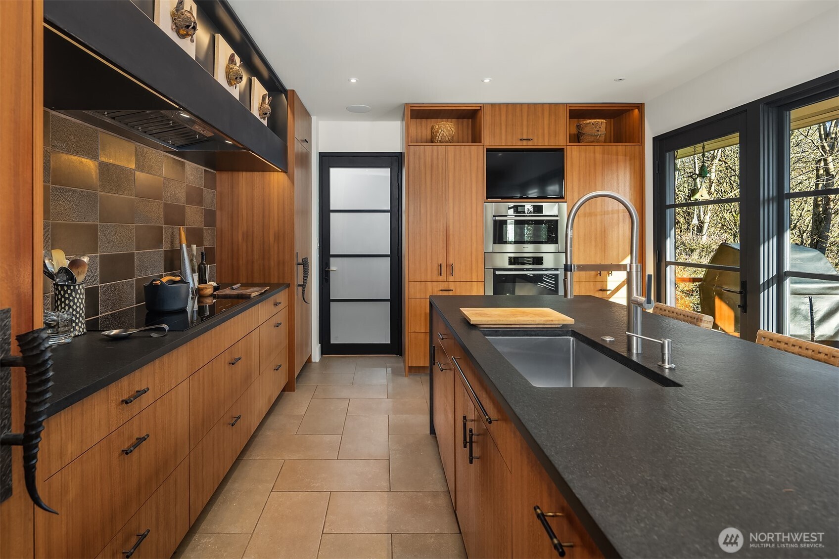 1561 Magnolia Boulevard W