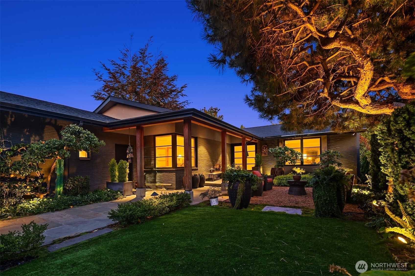 1561 Magnolia Boulevard W