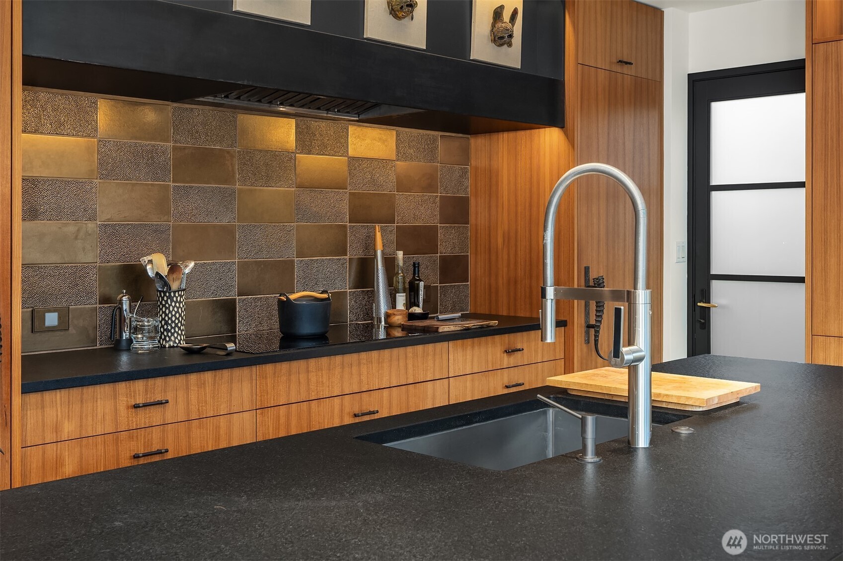 1561 Magnolia Boulevard W