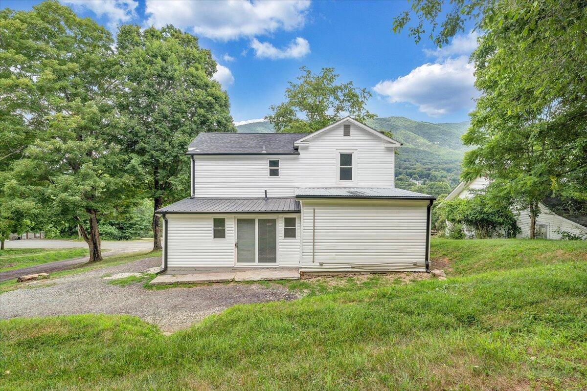 496 Boyd ST
