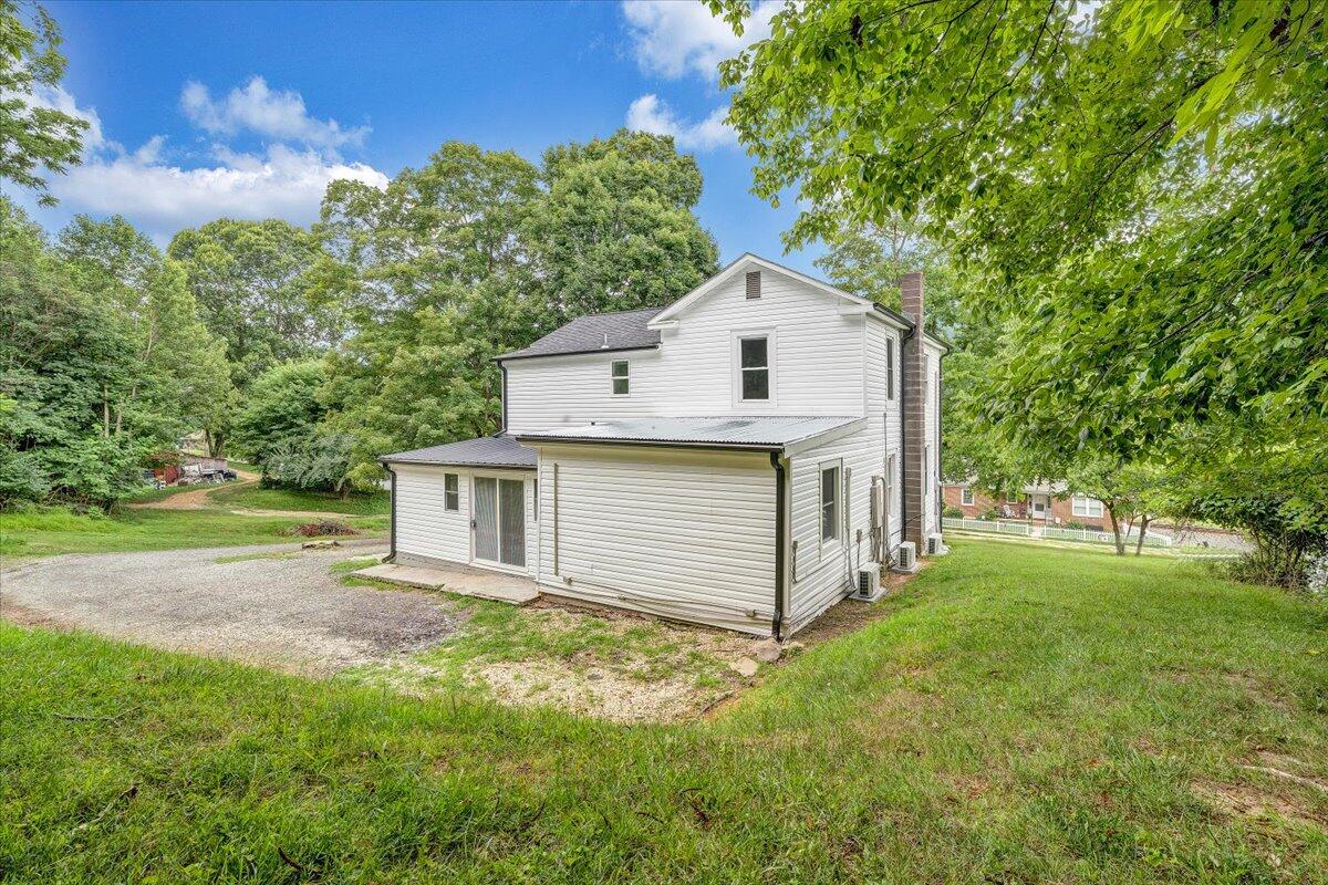 496 Boyd ST