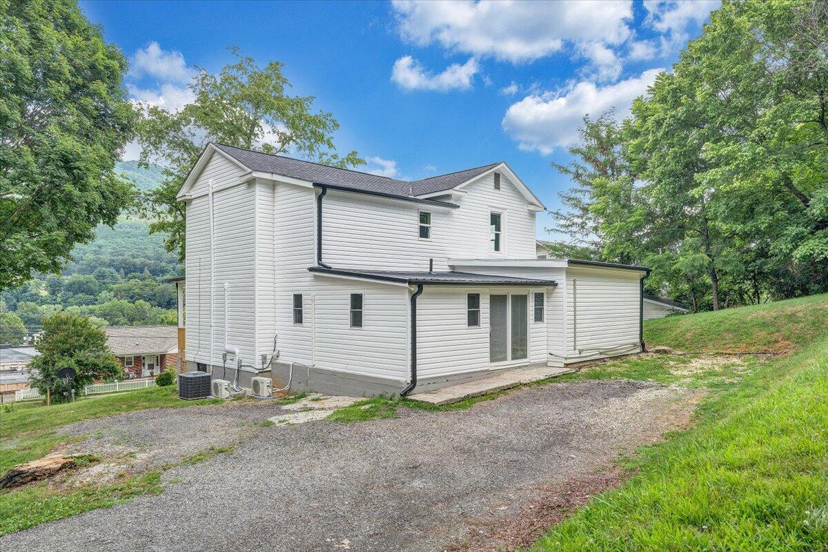 496 Boyd ST