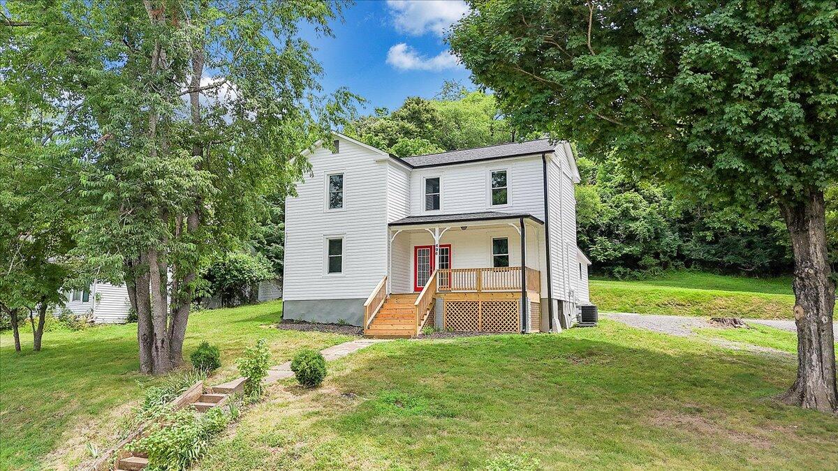 496 Boyd ST