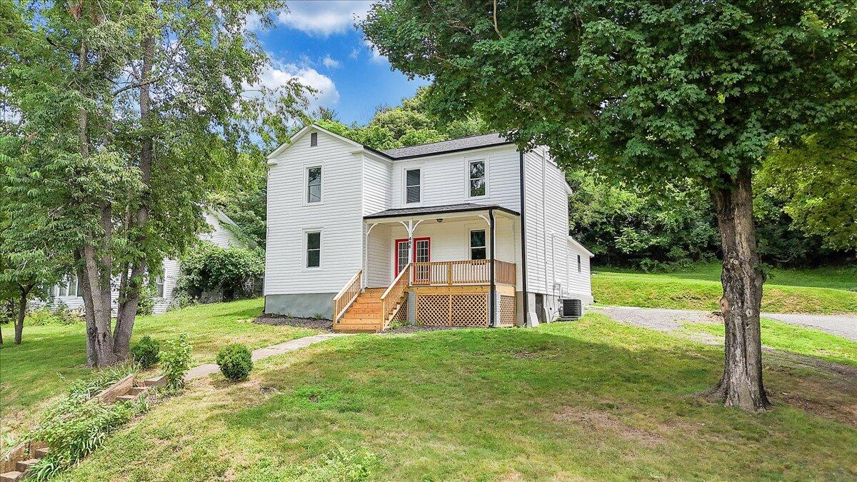 496 Boyd ST