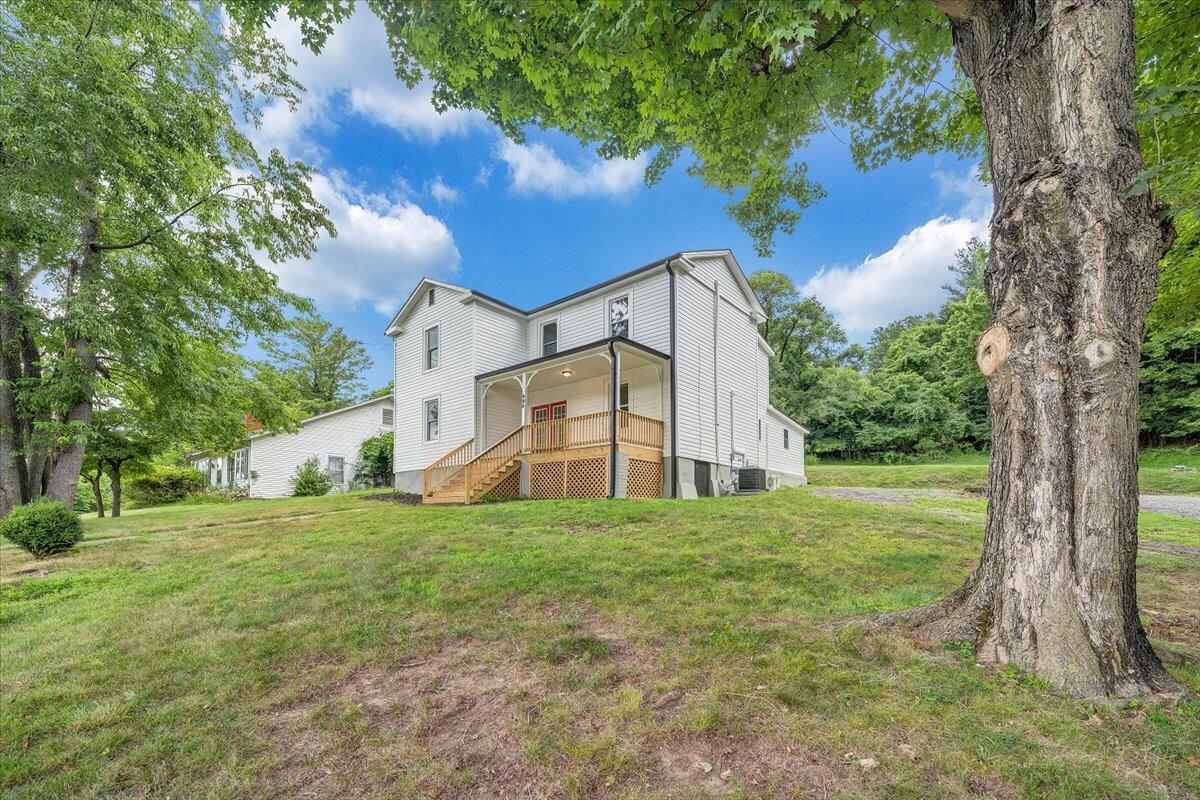 496 Boyd ST