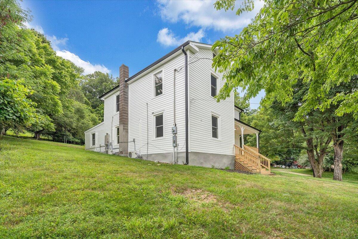 496 Boyd ST