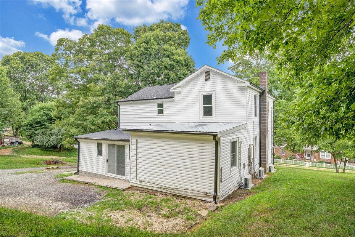 496 Boyd ST