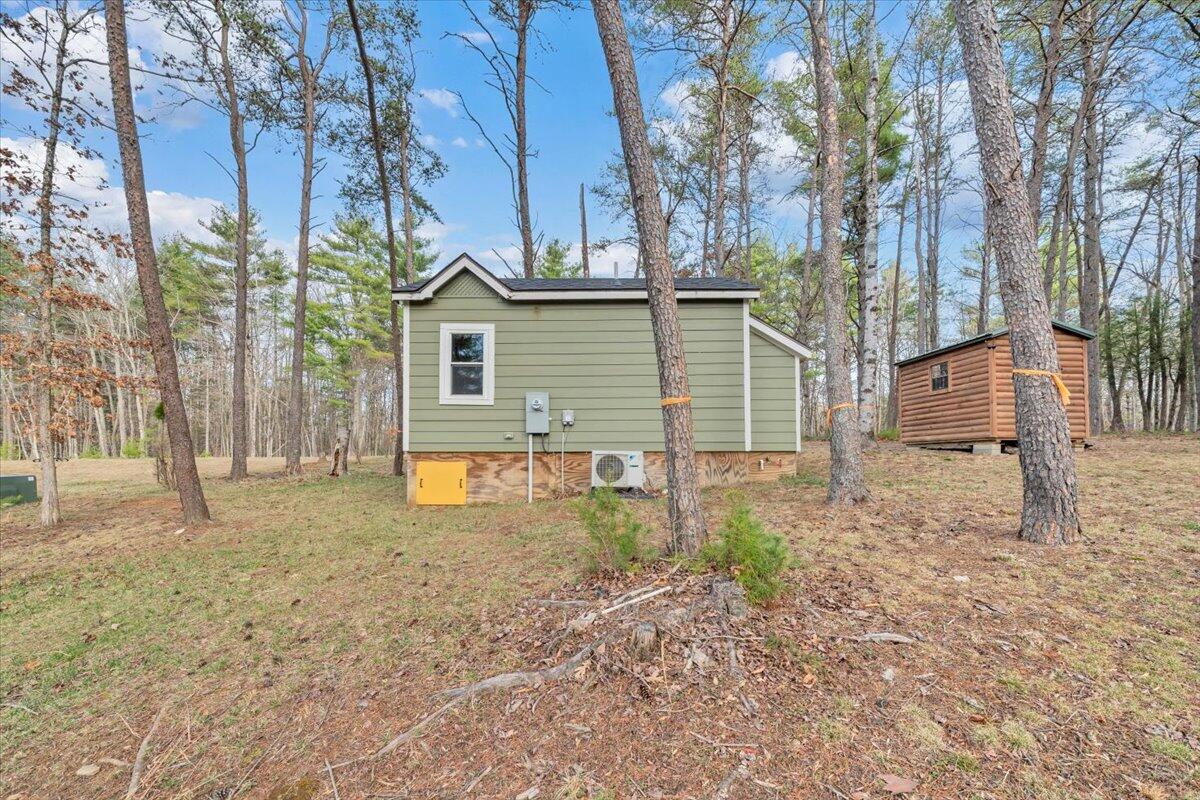 738 Jerry LN NE