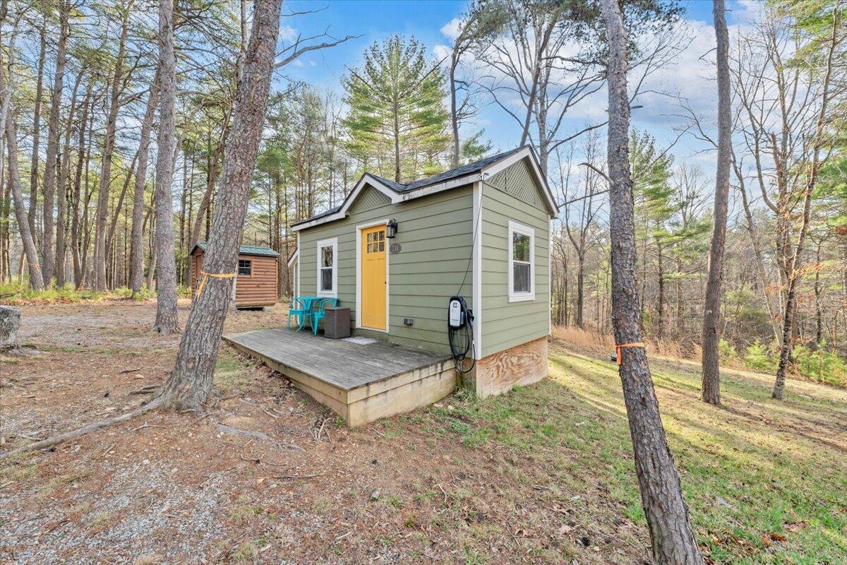 738 Jerry LN NE