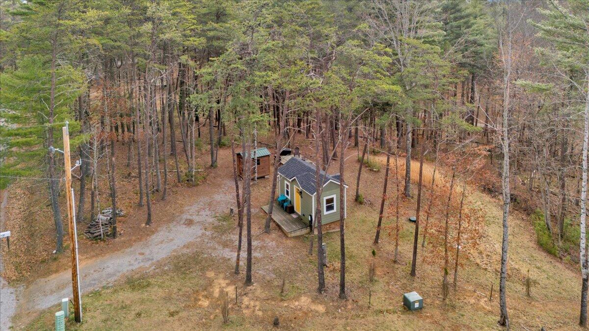 738 Jerry LN NE