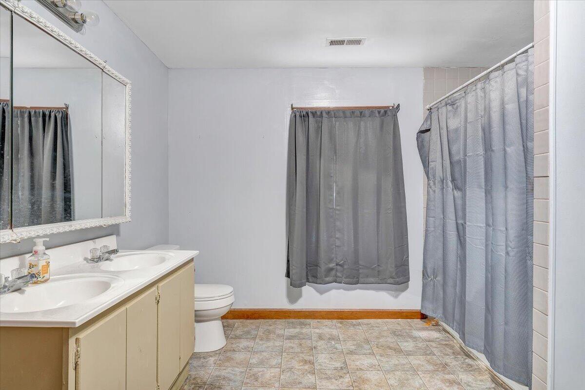 6457 Roanoke RD