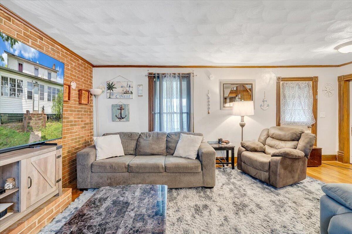 6457 Roanoke RD