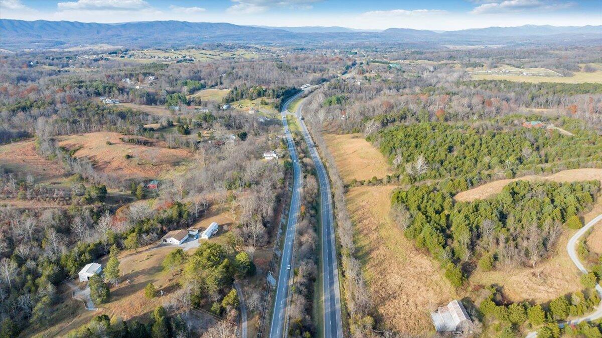 6457 Roanoke RD