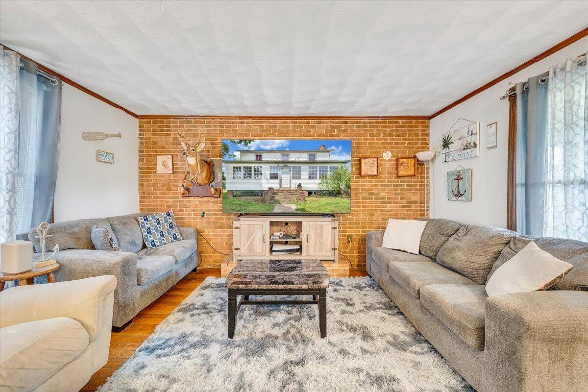 6457 Roanoke RD