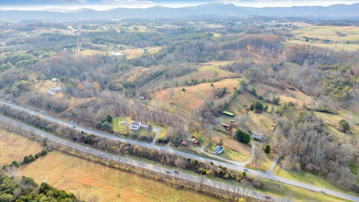 6457 Roanoke RD