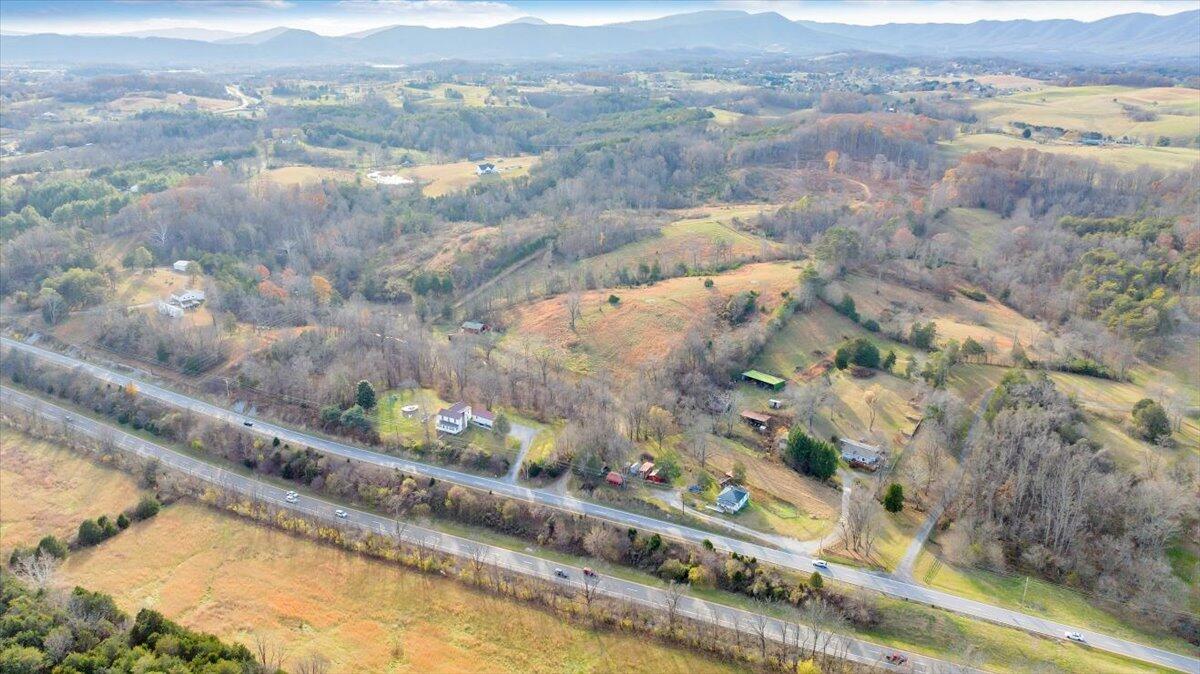6457 Roanoke RD