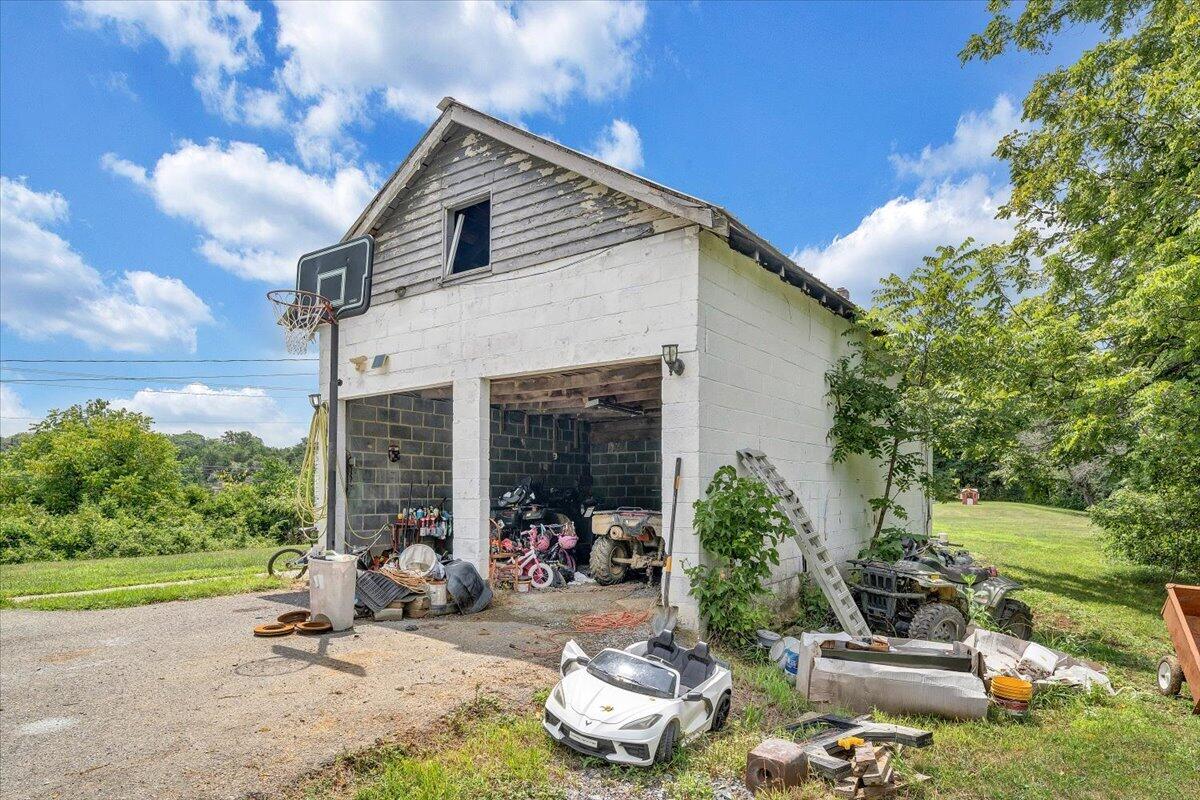 6457 Roanoke RD