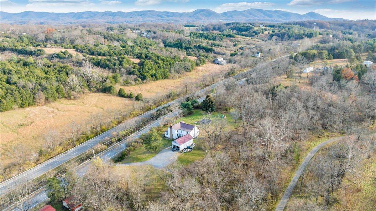 6457 Roanoke RD