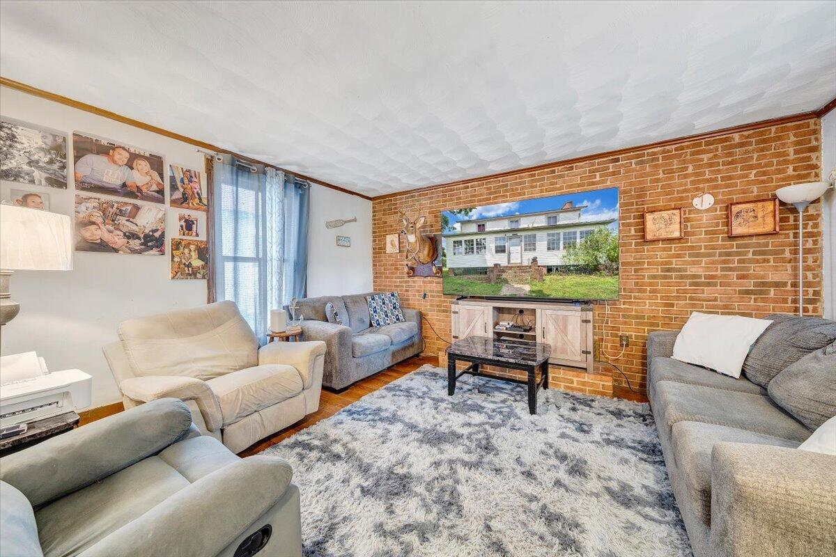 6457 Roanoke RD
