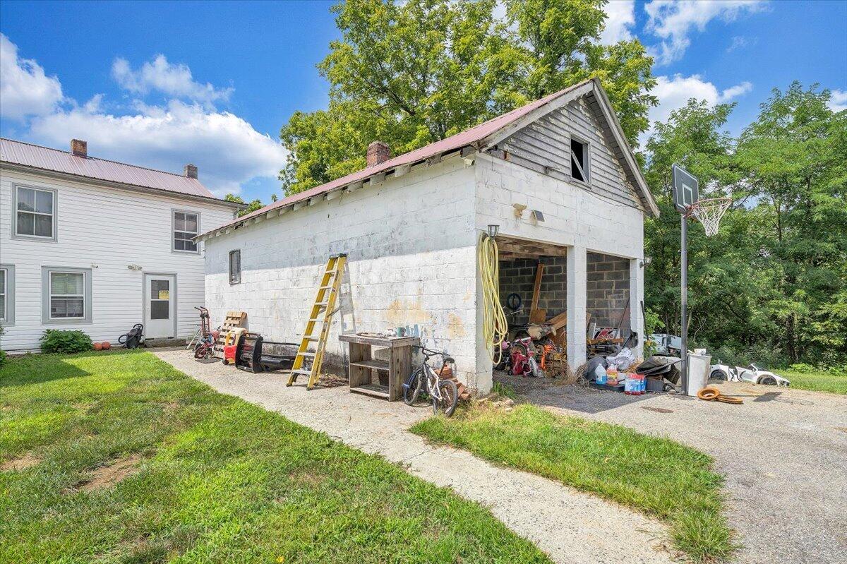 6457 Roanoke RD
