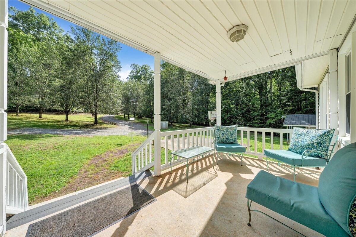 4562 Airport RD