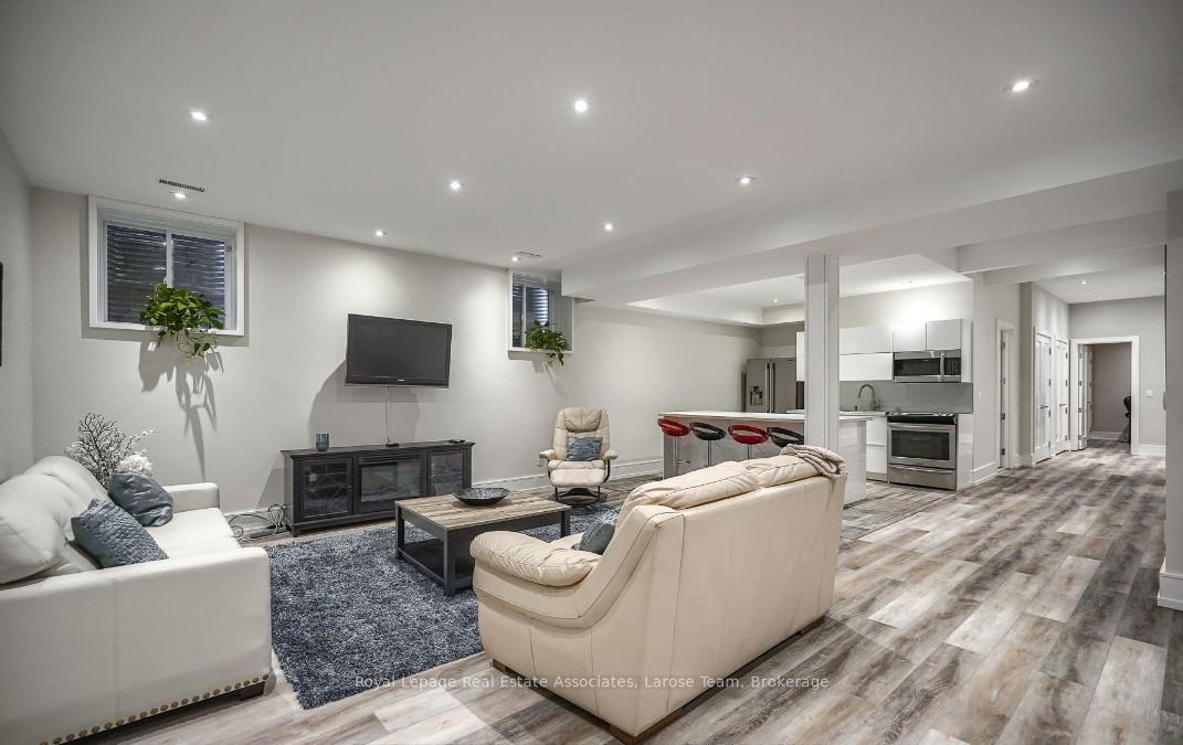 16 Maple Avenue S