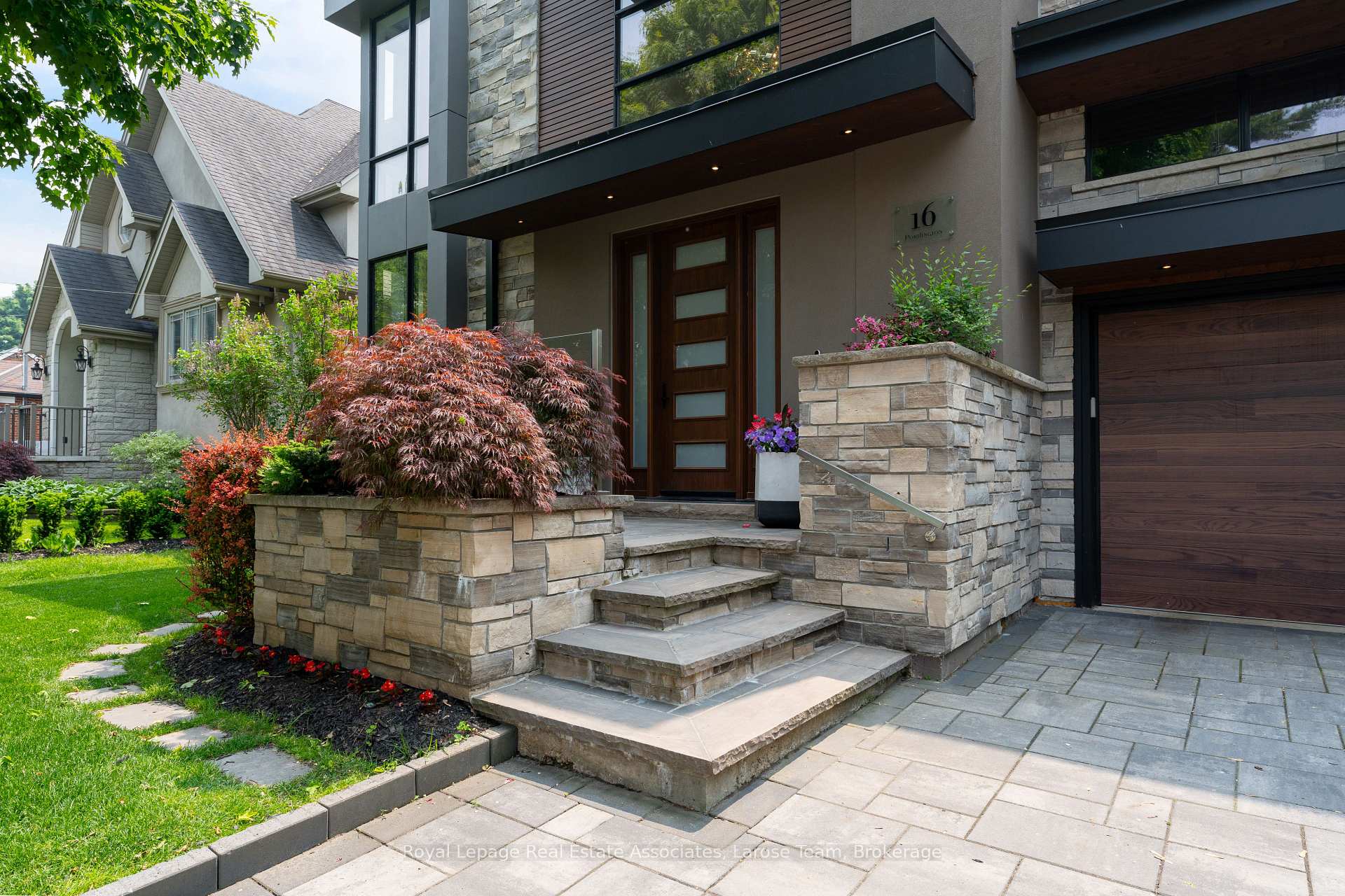 16 Maple Avenue S