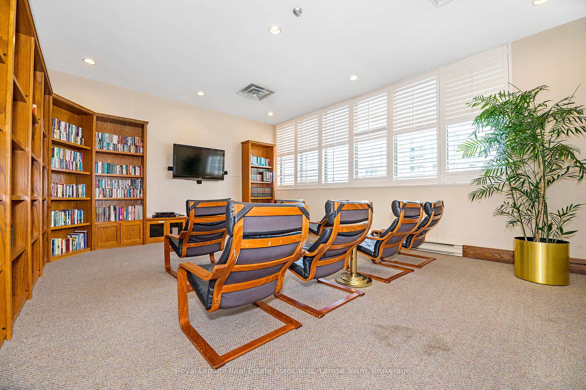 Ph02-55 Elm Drive W