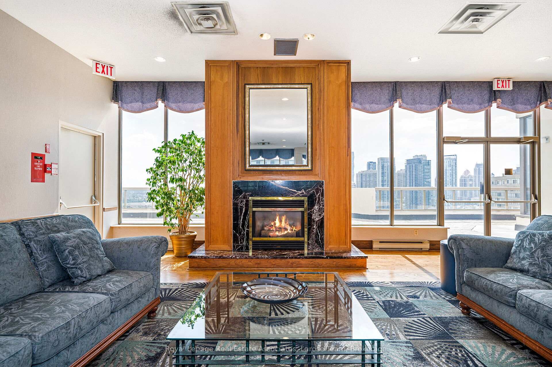 Ph02-55 Elm Drive W