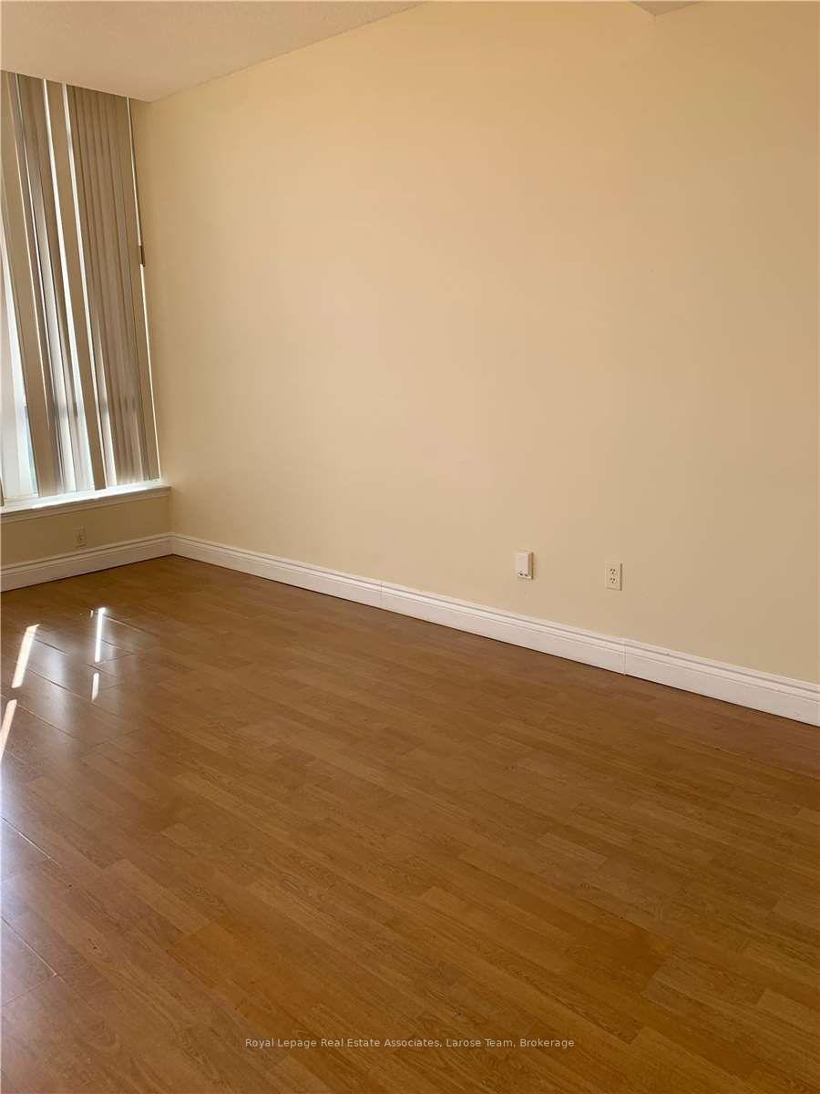 Ph02-55 Elm Drive W