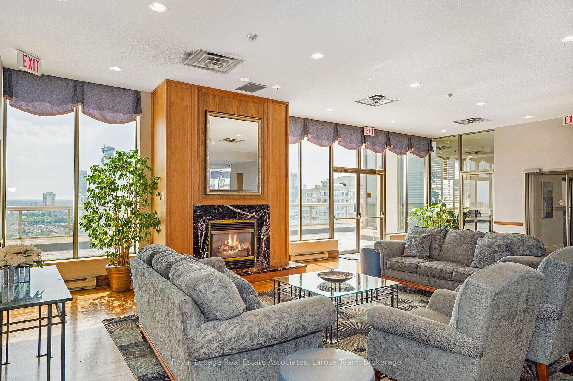 Ph02-55 Elm Drive W