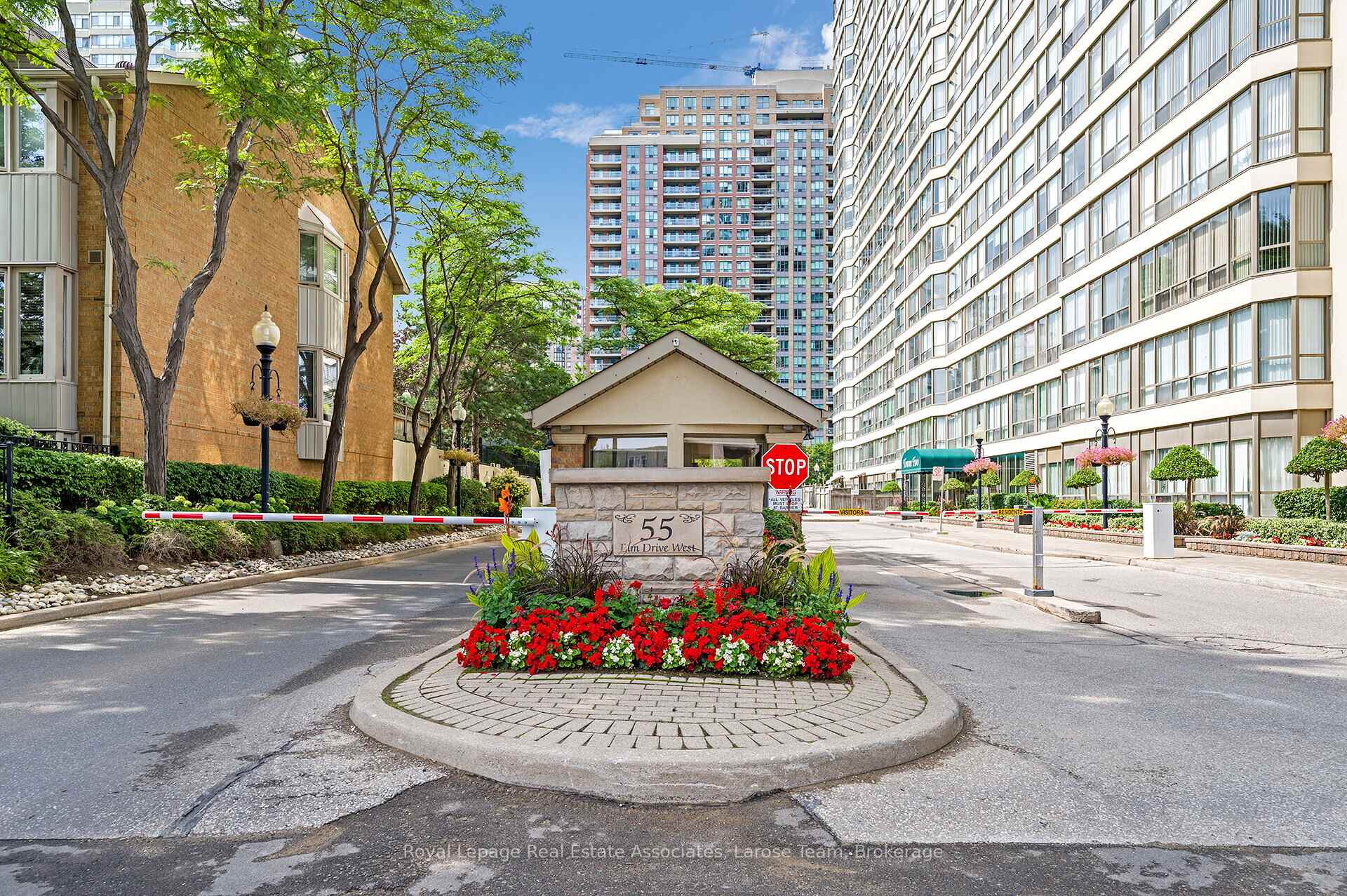 Ph02-55 Elm Drive W
