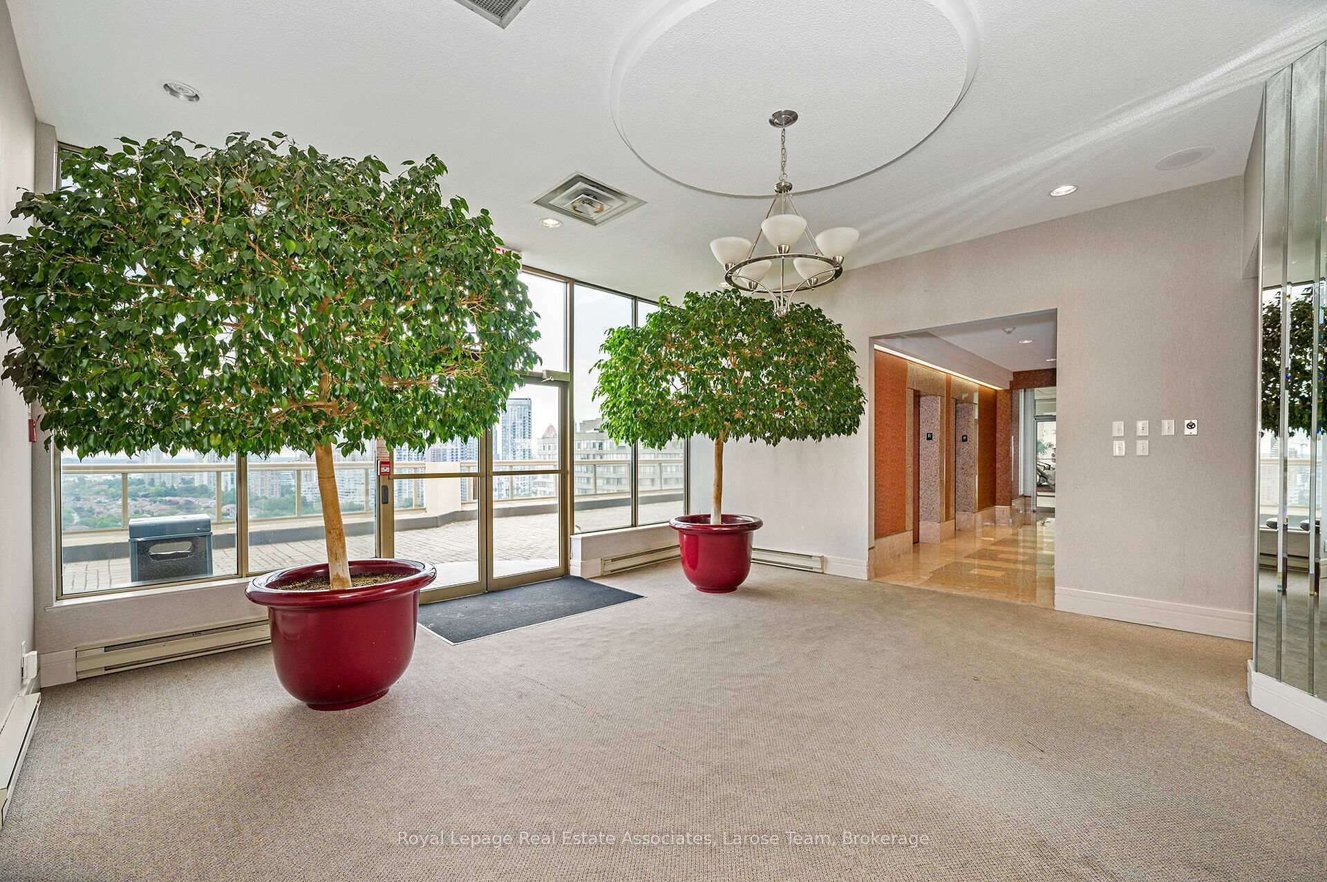 Ph02-55 Elm Drive W