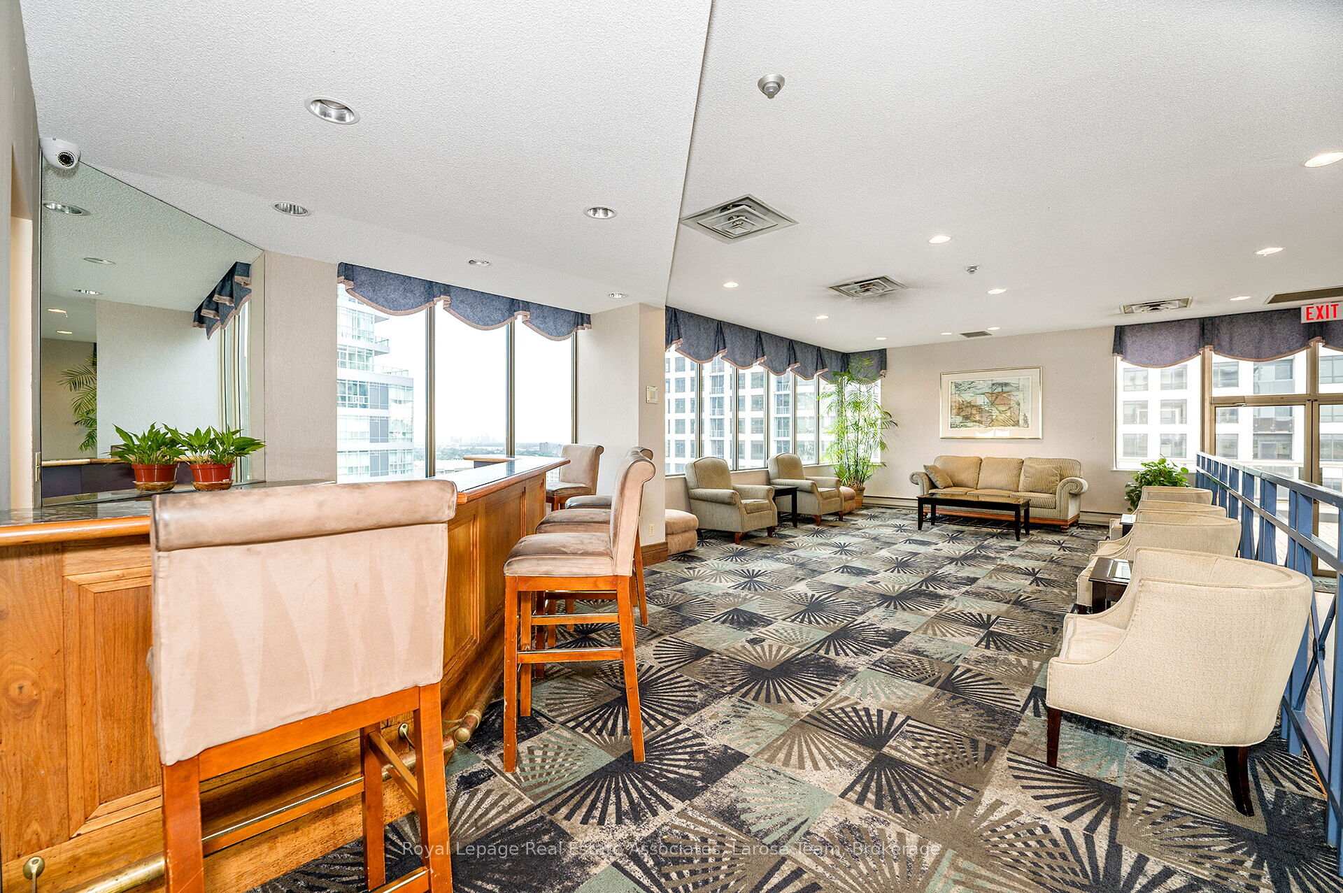 Ph02-55 Elm Drive W