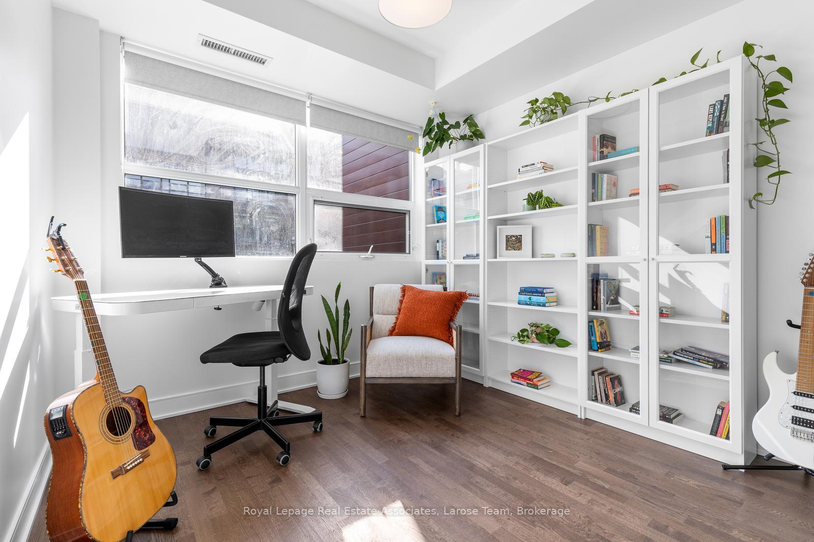 1575 Lakeshore Road W 235