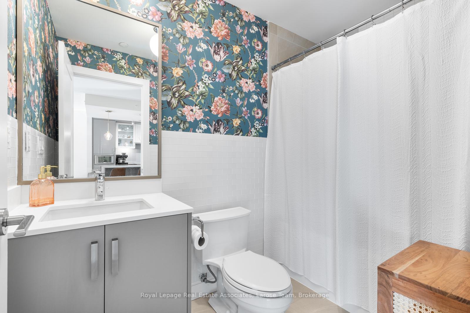 1575 Lakeshore Road W 235
