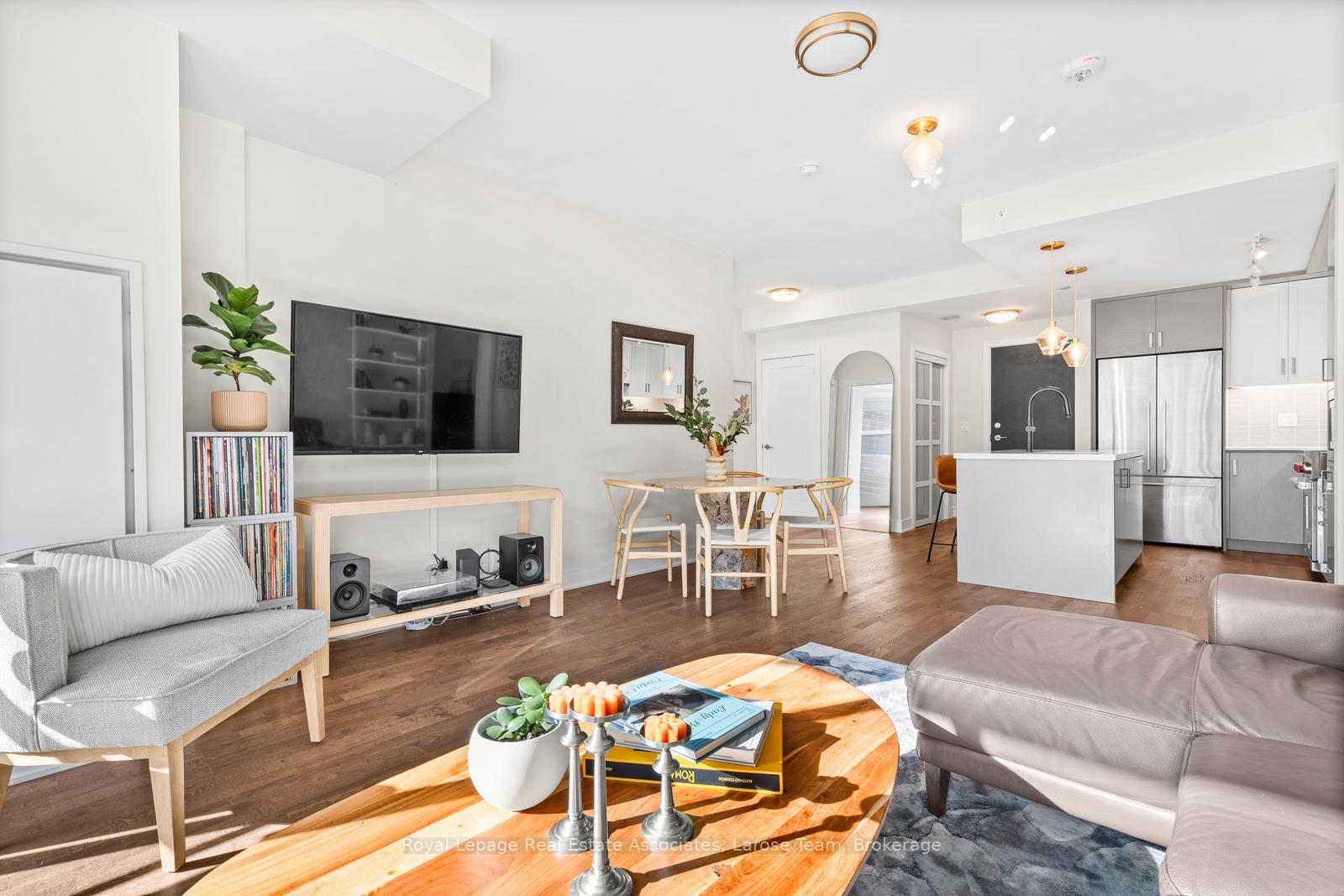 1575 Lakeshore Road W 235