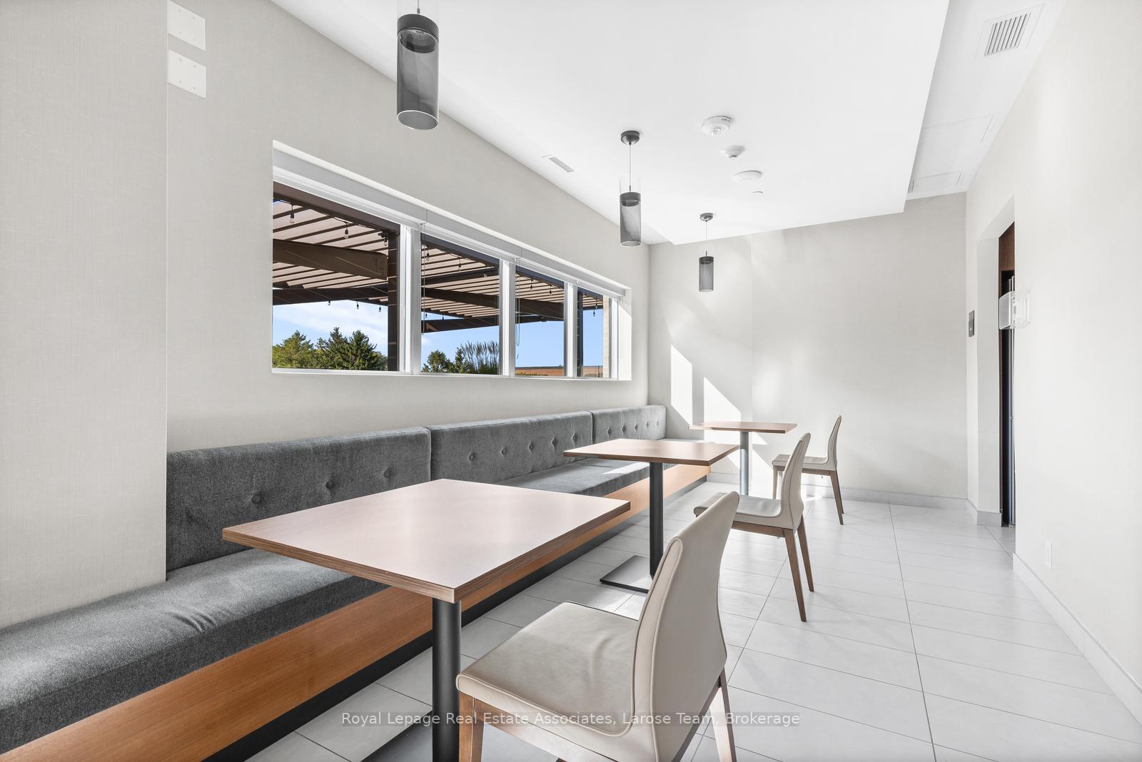 1575 Lakeshore Road W 235